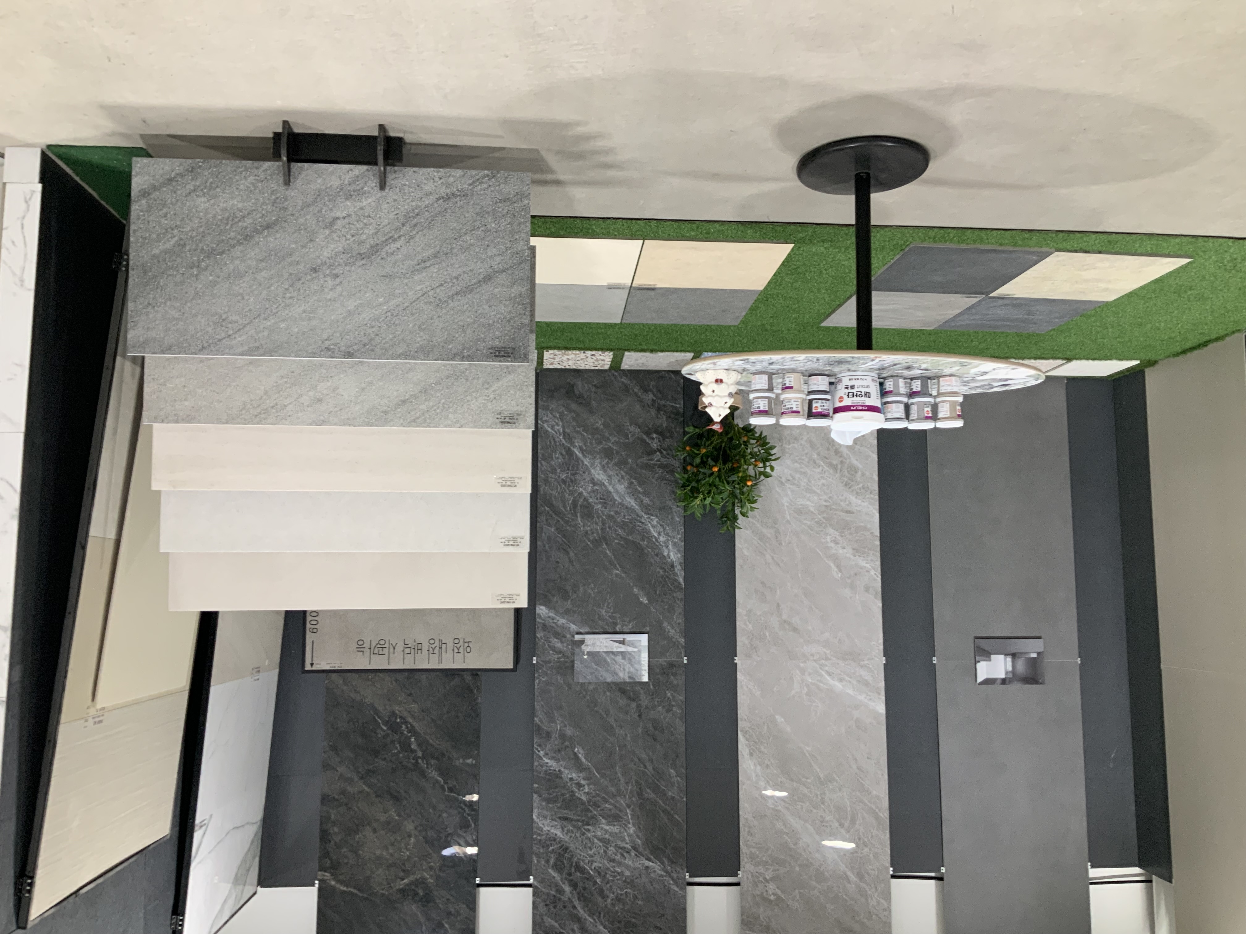 회색과 화이트 계열 대형 박판타일 샘플이 진열된 디스플레이