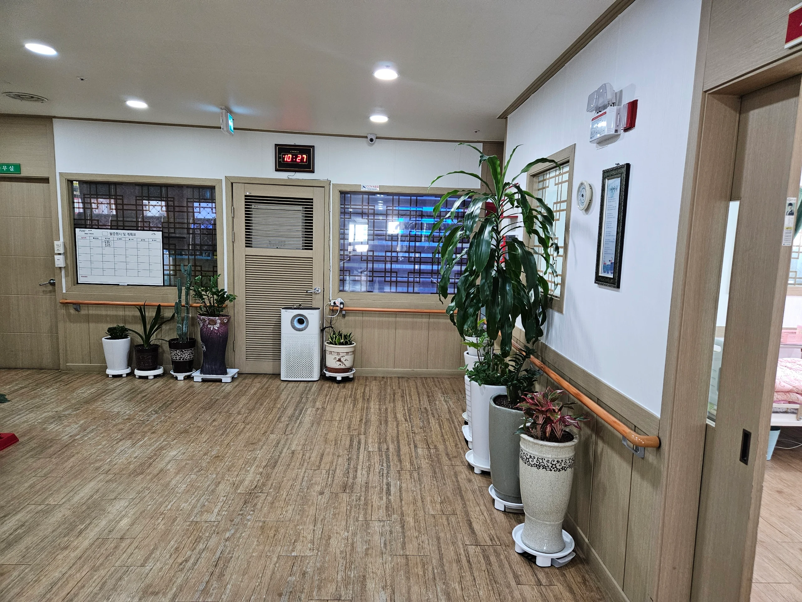 사무실 표지와 월중행사 및 계획표가 보이는 영진요양원 로비