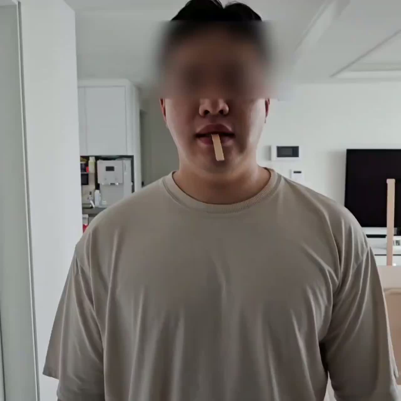 실내에서 앞니 쪽으로 작은 막대를 가볍게 물고 정면을 향해 선 보행 훈련 시범