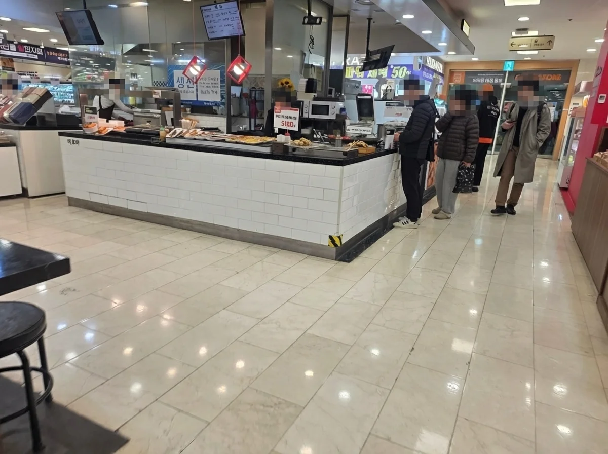 세이브존 푸드코트 통로와 주변 식음 매장이 보이는 현장