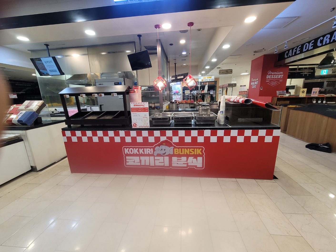 코끼리분식 매대와 조리 설비가 보이는 세이브존 푸드코트 현장