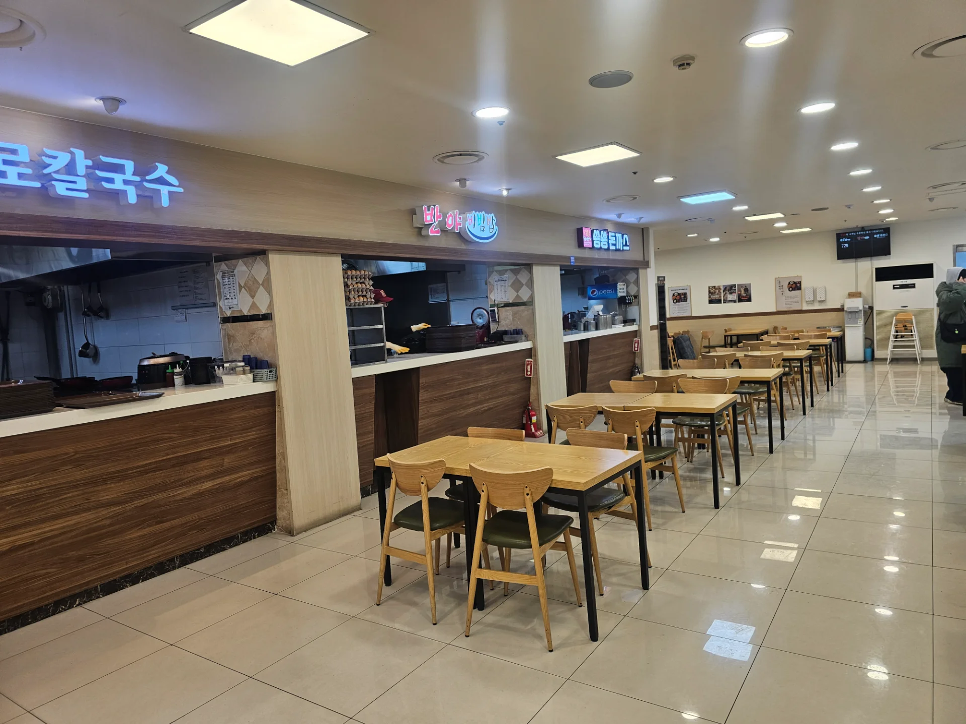 도칼국수, 반야냉면, 쌍쌍돈까스 간판이 보이는 세이브존 푸드코트 매장 라인